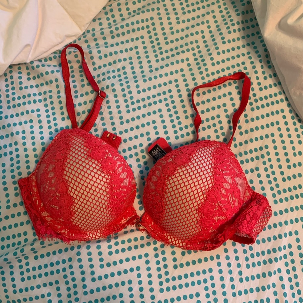 red bombshell bra worn like 1 time